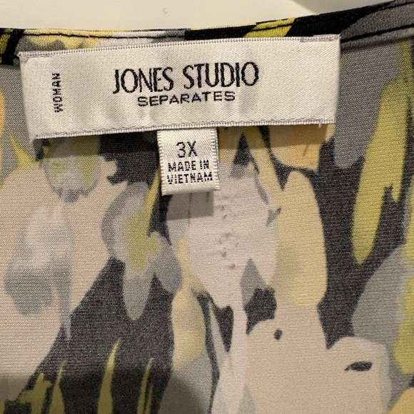 Jones Studio Multicolor Abstract Top (3X) (yellow with black primary colors) - Picture 3 of 7
